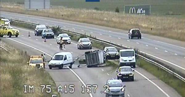 Rijstrook op A15 bij Valburg dicht door gras op de weg