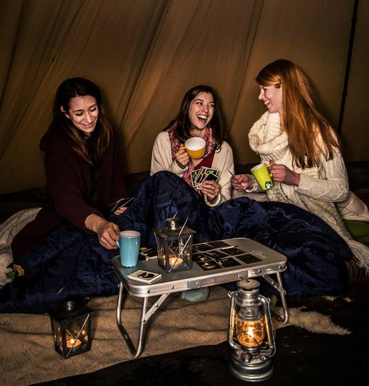 Opwarmen in de tipi | Reizen | AD.nl Winterkamperen: opwarmen in de tipi Dagblad van het Noorden