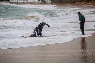Uitgeput kind op Spaans strand: enige overlevende van opblaasboot