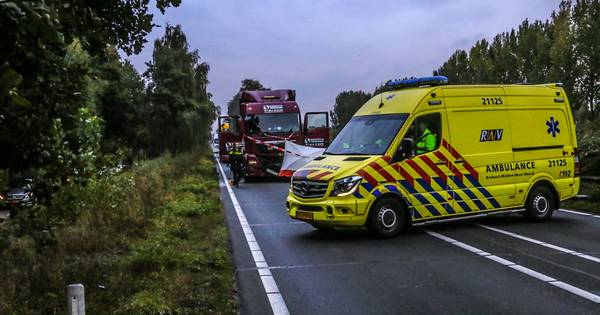Motorrijder overlijdt bij frontale botsing met vrachtwagen op N279 bij Veghel, weg dicht.