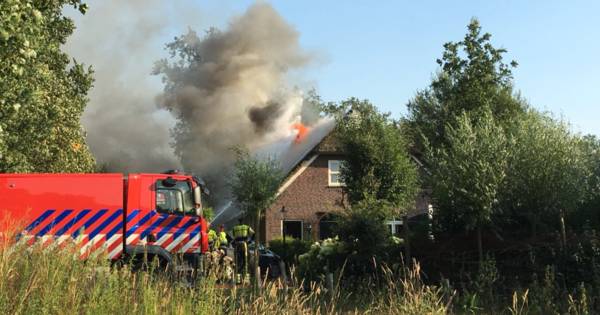 Flinke brand in twee-onder-een-kap-boerderij Olland: beide woningen beschadigd