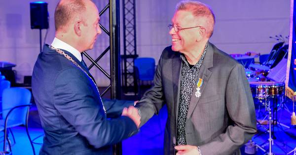 Lintje voor Jan Sas bij viering 100 jaar St. Barbara in Dreumel