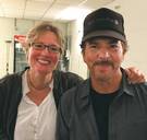 ‘Je hebt nog steeds dezelfde glimlach’: Eddie Vedder herenigd met vrouw die hem in 1992 een lift gaf op de fiets