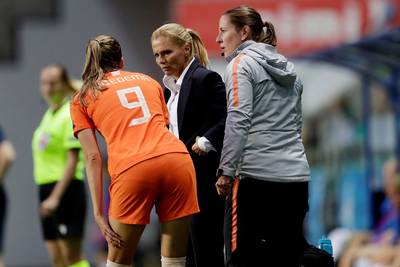 Scorende Miedema moet komend duel mogelijk missen: ‘Waarom risico nemen tegen Turkije?’