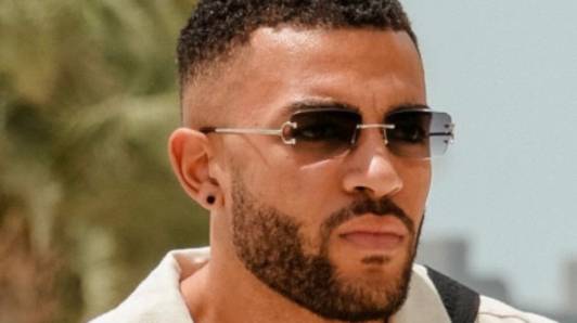 Nederlandse modemiljonair (26) naakt opgepakt op Mykonos na flinke worsteling: “Psychische episode”