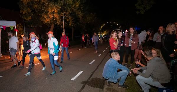 Achterste Hoeven in Haarsteeg is 'Mooiste straat van de 80': glitterbol trekt de aandacht - BD.nl