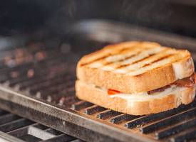 Op deze manier maak je in no time je tosti-ijzer schoon