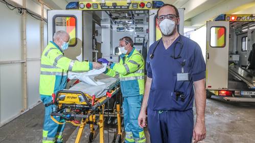 REPORTAGE. Ziekenhuizen herorganiseren zich om meer coronapatiënten te verzorgen: “Sommigen zeggen vlakaf: ‘Ik kom van een feestje‘”