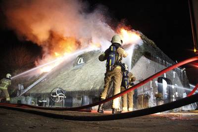 Woonboerderij met rieten dak op de Veluwe zwaar beschadigd door brand
