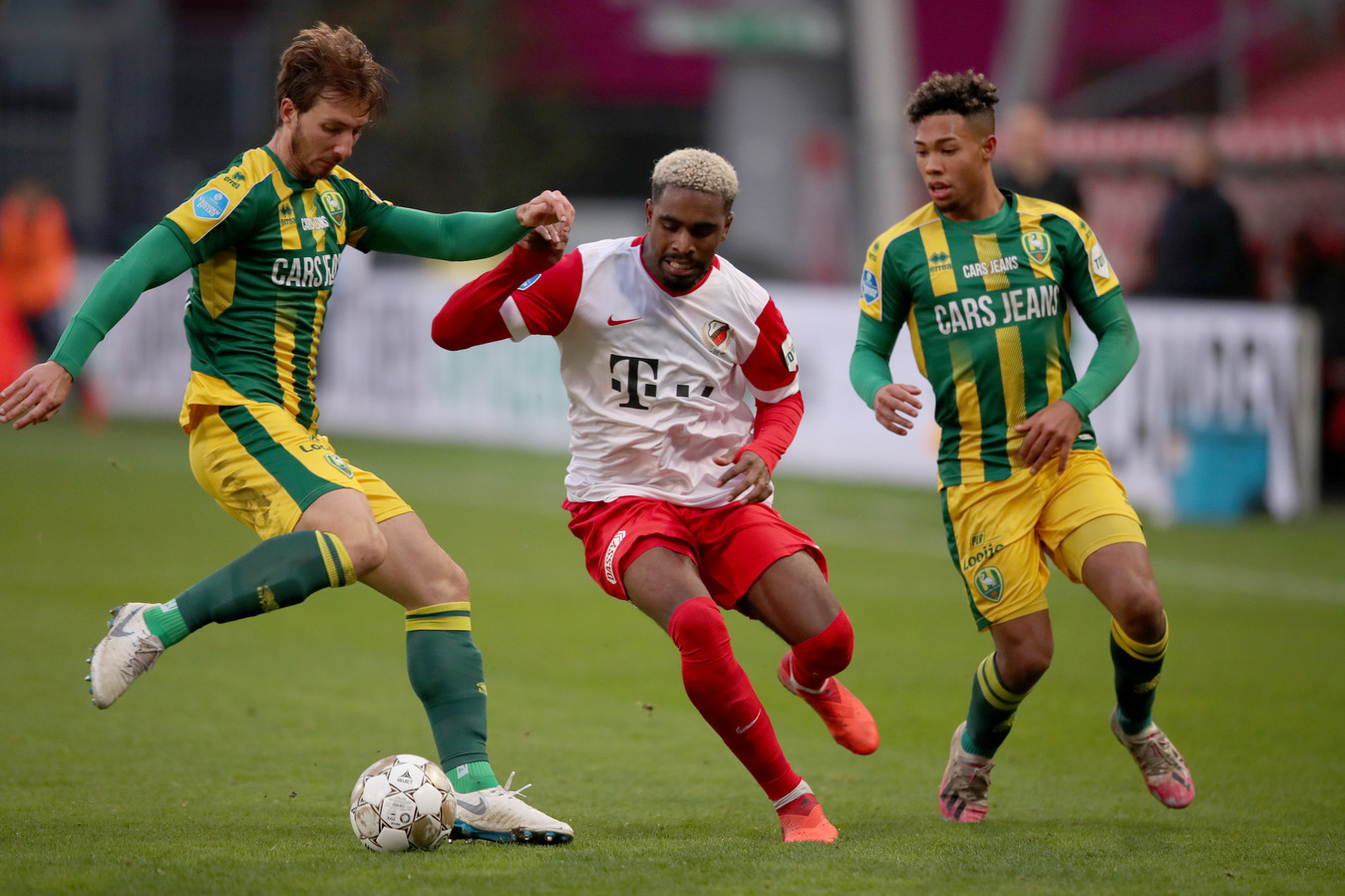 ADO Den Haag knokt zich naar punt tegen tiental FC Utrecht ...