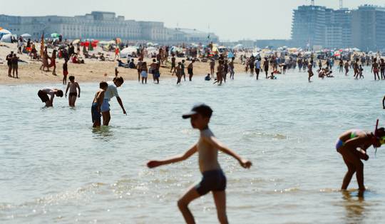Daar is de zon. Maar brengt die nog redding voor de zomerbars en de boeren na een halve kwakkelzomer?