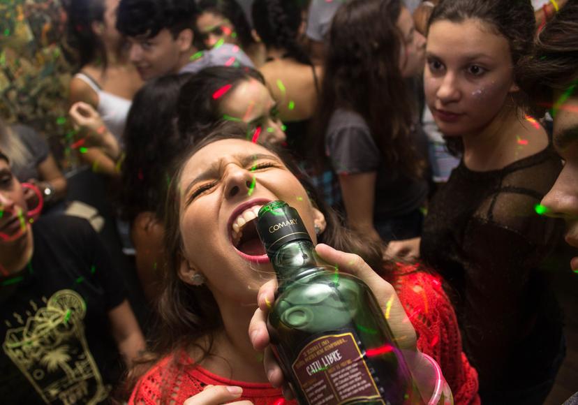 meisje met alcohol in haar mond gegoten op een feest