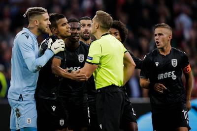 Witheet PAOK eist straf voor arbitrage en hekelt ‘racistische’ Sierd de Vos