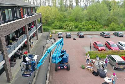 Échte bingo: spelers op balkon en prijzen komen uit de hoogwerker in Giesbeek