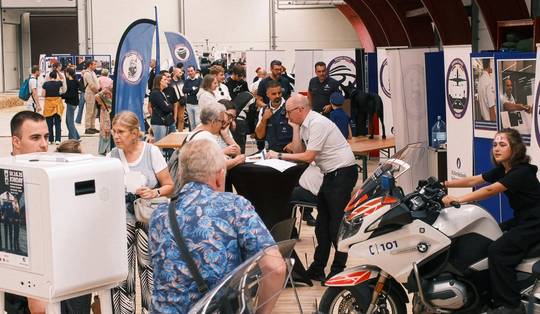 Ophef rond Open Days van federale politie: vzw’s hebben banden met Pius X en veroordeelde medewerker van Marine Le Pen