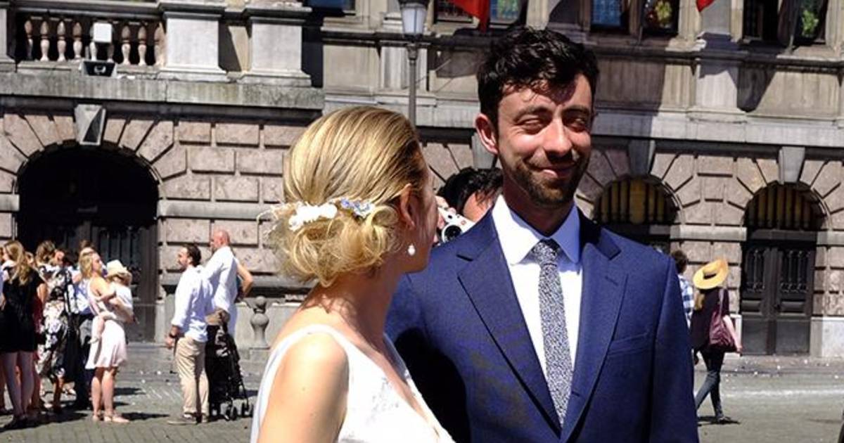 'Groene' Freya en 'blauwe' Willem-Frederik trouwen in snikheet stadhuis | Binnenland | hln.be