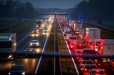 Rijstrook dicht door ongeluk op A50 bij Arnhem