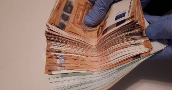 Twee mannen uit Deurningen en Den Bosch aangehouden en 380.000 aan contanten gevonden in witwasonder