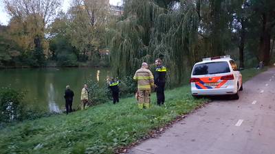 Hulpdiensten halen vrouw uit vijver in Ede