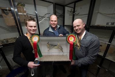 Gevleugelde wereldkampioenen uit Opheusden: een euforisch moment voor de volière