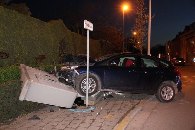 Bestuurster Vernielt Haag Brievenbus En Elektriciteitskast