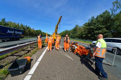 Hoogwerker kantelt op A2 ter hoogte van Leende