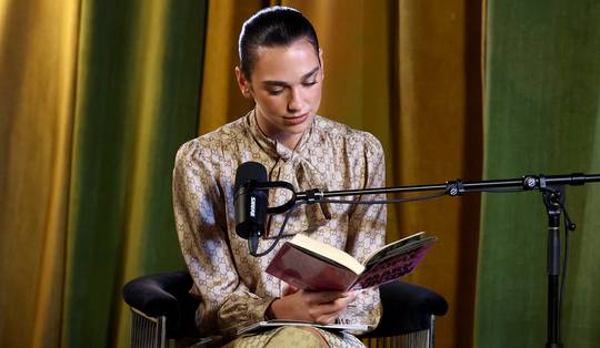 Dua Lipa blijkt niet alleen glamoureus popicoon, maar ook literair interviewer van buitengewone kwaliteit