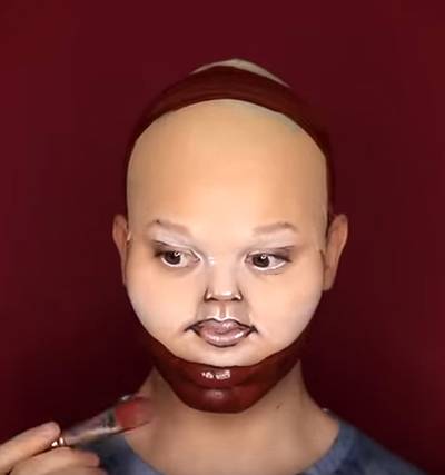 Verbluffend! Make-upartiest (25) transformeert zichzelf in wereldberoemde baby