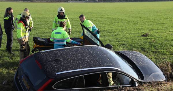 Automobiliste gewond na duik in sloot naast weg in Demen - BD.nl