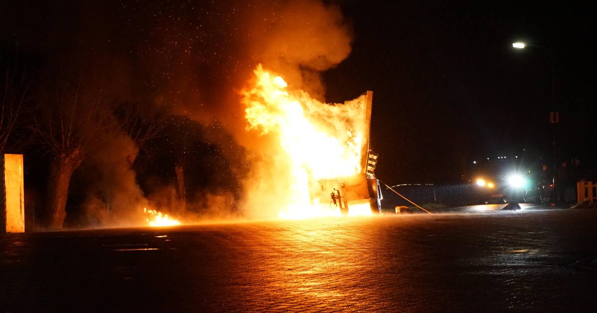 Aanhanger brandt uit in Achterberg, politie moet brandweer te hulp schieten .