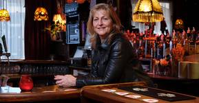 Jacqueline, barvrouw in de Eddy Bar, woont al haar hele leven in De Pijp: ‘In de buurt moet je nu overal Engels praten’