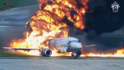 Schokkende beelden tonen noodlanding van brandend vliegtuig