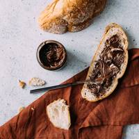 Dit zoete broodbeleg kun je beter niet te vaak op je brood smeren
