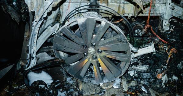 Automobilist rijdt met lekke band door Tilburg waarna auto in brand vliegt en volledig afbrandt.