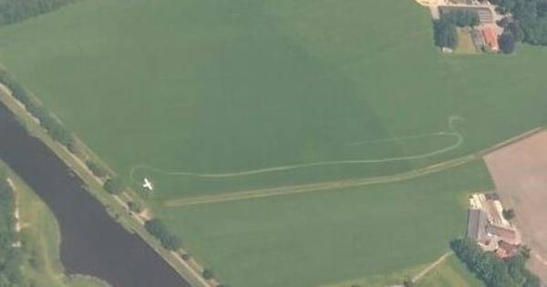 Motorzweefvliegtuig maakt landing in weiland bij Bornerbroek | Almelo - Tubantia
