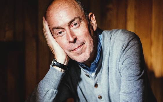 Dichter en Klara-presentator Bart Stouten: ‘Mevrouw Almaci heeft een stijlprobleem’