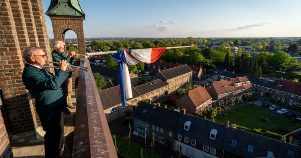 Sobere dodenherdenking in Betuwe met trompettisten, rozen, kaarsen en witte duiven - De Gelderlander