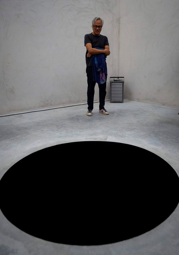 Man kukelt in kunstwerk van Anish Kapoor zwart gat blijkt