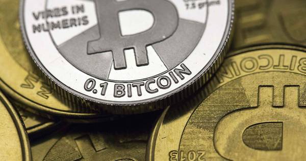 Koers van bitcoin dit jaar ruim verdubbeld: 900 euro | Economie | AD.nl
