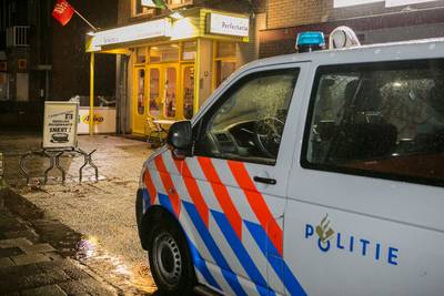 Overvaller snackbar dreigt te schieten en neemt geld mee, personeel niet onder de indruk