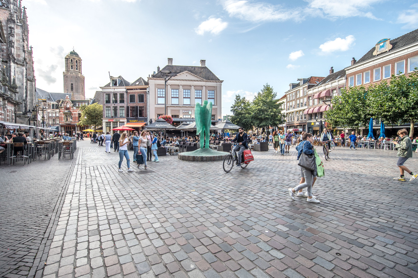 Zakkenrollers aangehouden op Grote Markt in Zwolle Foto Zakkenrollers aangehouden op Grote Markt in Zwolle Foto