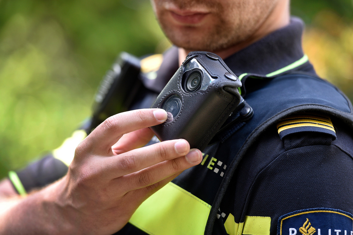 Politieman verliest camera met beelden van politie-inzet | Foto | AD.nl