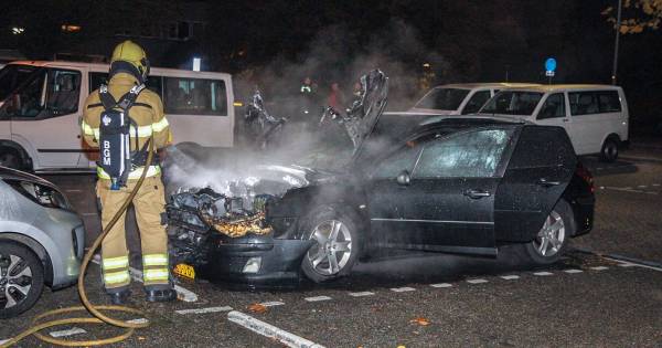 Felle brand verwoest auto op parkeerplaats tegenover Rijnstate Velp