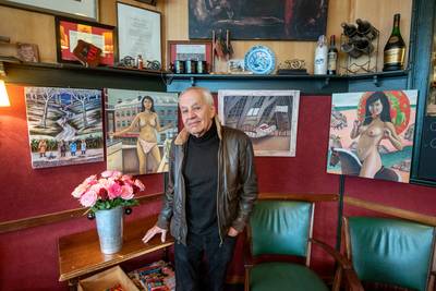 Denny Jacobs verkoopt zijn speelse naakten in zijn Arnhemse stamkroeg: ‘Ook leuk voor Moederdag’