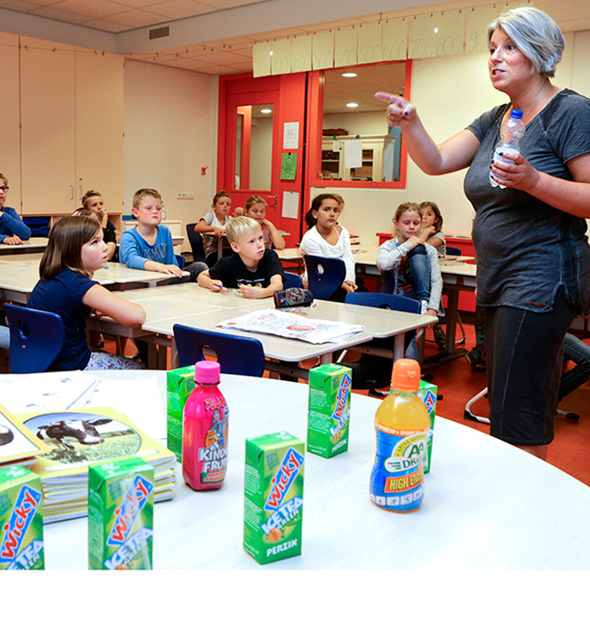 Docenten Nell Quik geeft op De Tuimelaar les over water. Op deze school geen verbod zoals op De Albatros, maar louter stimuleren van andere dranken dan limonade.