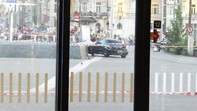 Acht gewonden bij incident met auto Stationsplein Amsterdam na onwelwording