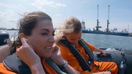 Astrid en Celine op de vlucht: "We zijn bijna op open zee."