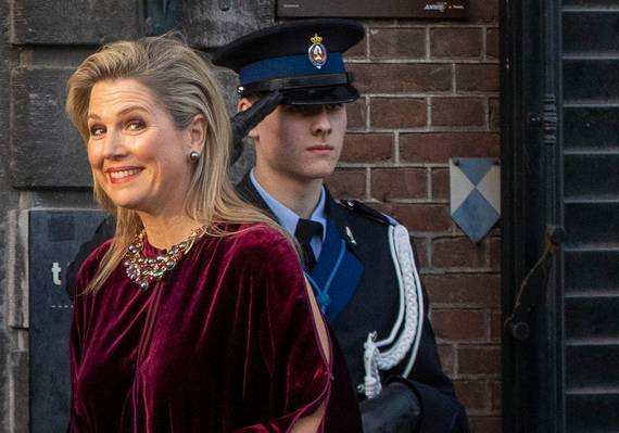 Koningin Máxima draagt fluwelen jurk met een subtiel sexy detail naar Koningsdagconcert