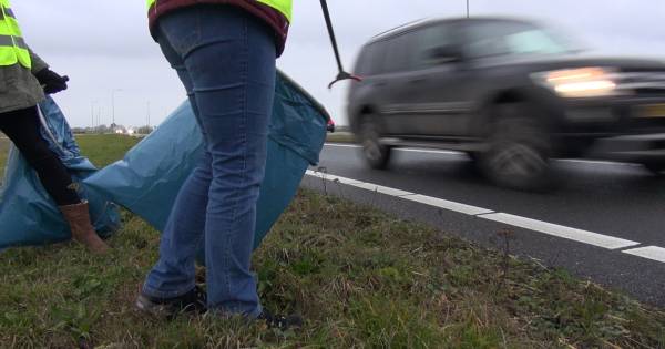 Van condoom tot spanband: berm N59 is weer opgeruimd