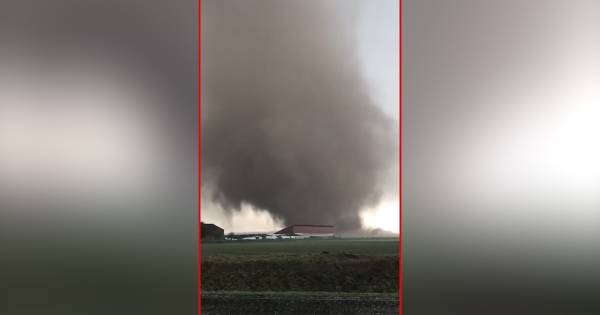 Tornado scheert rakelings langs Nederland | Buitenland | AD.nl